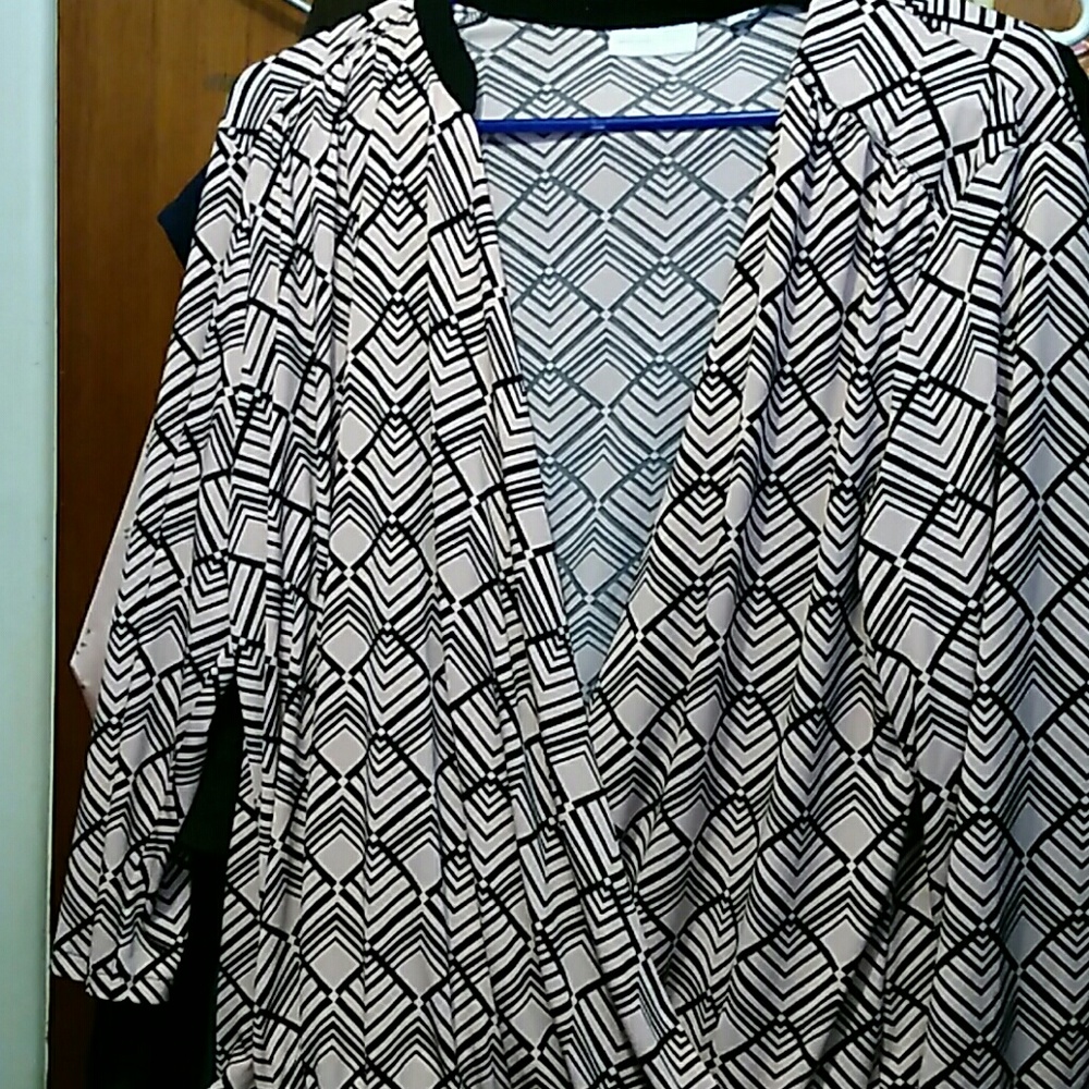 Light pink geometric patterned 3/4 sleeve blouse